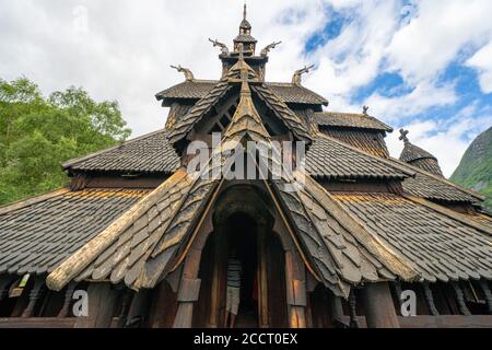 La structure de toit fantastique de Borgund stave église à la tête De Laerdale, dans le centre de la Norvège de Vestland, construite entièrement en bois au xiie siècle Banque D'Images