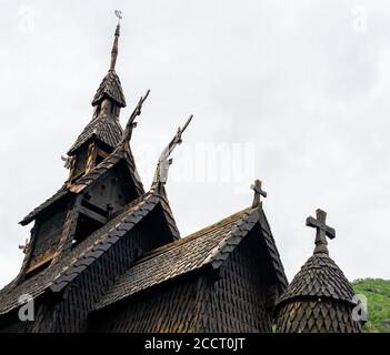 La structure de toit fantastique de Borgund stave église à la tête De Laerdale, dans le centre de la Norvège de Vestland, construite entièrement en bois au xiie siècle Banque D'Images