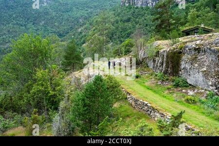 Marcheurs sur Kongevegen - le sentier du Roi près de Galdane - maintenant un chemin de randonnée, mais anciennement la route principale reliant Laerdal et Valdres en Norvège Banque D'Images