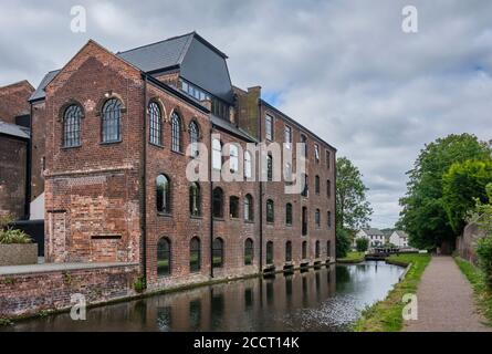 Bâtiments côté canal sur le canal Stourbridge près de Wordsley, Dudley, Black Country, West Midlands Banque D'Images