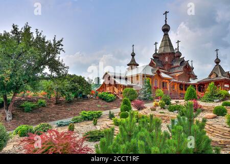 Novokuznetsk, Russie - 15 août 2020 : jardin de poney avec conifères nains sur la cour avant du Temple chrétien du Saint Martyr Jean le Warrior. Beauté Banque D'Images