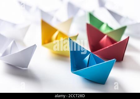 Bateaux en papier multicolores. Concept de bateaux de leadership pour le travail d'équipe de groupe ou de succès Banque D'Images