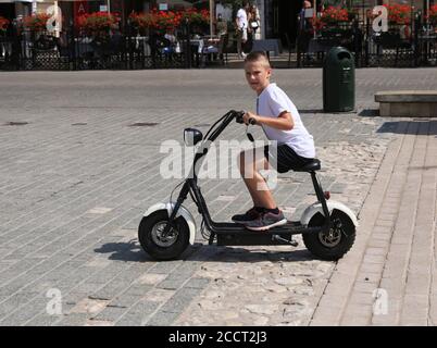 Cracovie. Cracovie. Pologne. Jeune garçon à vélo électronique. Banque D'Images