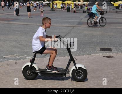 Cracovie. Cracovie. Pologne. Jeune garçon à vélo électronique. Banque D'Images