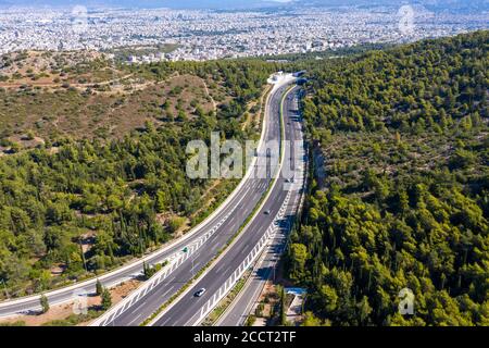 Vue panoramique sur l'autoroute régionale Attiki odos de la montagne Hymettus. Athènes ville arrière-plan, destination Grèce. Banque D'Images