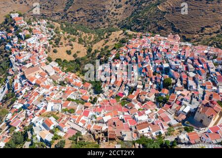 Grèce, île de Kea. Vue panoramique sur la capitale, Ioulis. Toits rouges maisons sur le paysage de montagne rocheux Banque D'Images