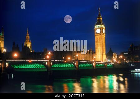 Big Ben et le pont de Westminster avec pleine lune sur la rivière La Tamise la nuit Banque D'Images