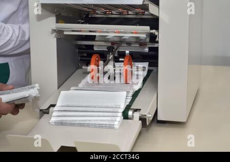 Machine d'impression pour l'impression des instructions pour les médicaments dans un produit pharmaceutique usine Banque D'Images