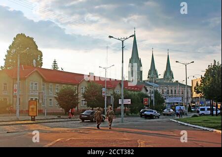 LVIV, UKRAINE - 17 JUILLET 2015 : vue sur la cathédrale des Saints Olga et Elizabeth depuis la rue Horodotska dans la matinée, Lviv, Ukraine. Rue Horodotska Banque D'Images
