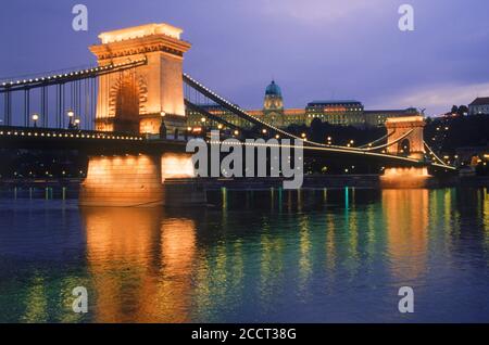 Pont de la chaîne et palais royal sur le Danube à Budapest la nuit Banque D'Images