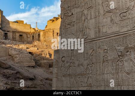 Mur extérieur du Temple de Khnum à Esna, Égypte Banque D'Images