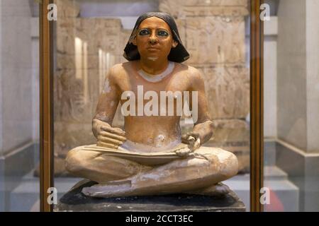 Statue de scribe assis, 5e dynastie, ancien Royaume, Musée des antiquités égyptiennes, le Caire Banque D'Images