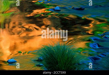 Eaux calmes et fluides d'Oak Creek à Sedona, Arizona, reflétant la lumière du coucher du soleil Banque D'Images