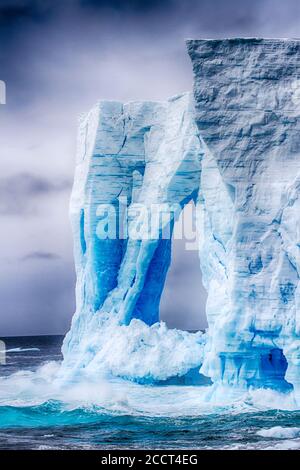 Formation tour à arcades formées dans iceberg tabulaire glaciaires en Antarctique. Banque D'Images