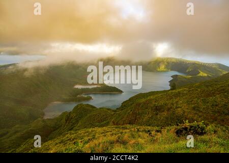 Nuage au-dessus du lac Lagoa do Fogo, île de São Miguel, Açores Banque D'Images