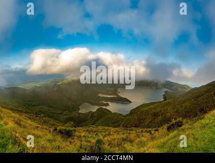 Nuage au-dessus du lac Lagoa do Fogo, île de São Miguel, Açores Banque D'Images