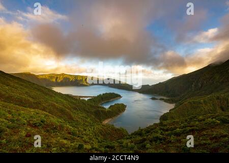 Coucher de soleil sur le Lagoa do Fogo, île de São Miguel, Açores Banque D'Images