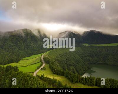 Une vue aérienne des collines vertes brumeuses sur l'île de Sao Miguel dans les Açores, Portugal Banque D'Images