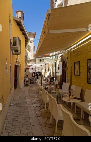 Allée avec restaurants dans la vieille ville, Porec, Istrie, Croatie Banque D'Images