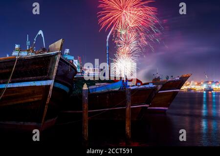 Feux d'artifice au-dessus des bateaux à Dubaï, Émirats arabes Unis Banque D'Images