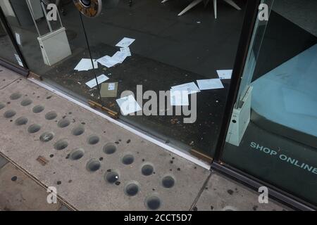 Des lettres et des billets s'accumulent sur le tapis de porte d'un magasin fermé sur Brompton Road, Londres, Royaume-Uni. Banque D'Images