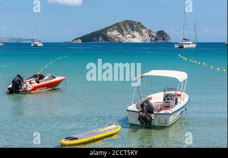 une vue sur l'île de tortue au large de la côte de limni keriou sur l'île grecque ionienne de zante ou zakynthos en grèce. Banque D'Images