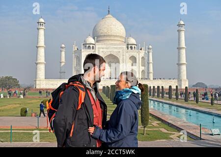 Agra, Uttar Pradesh, Inde. Jeune couple de touristes devant le Taj Mahal Banque D'Images