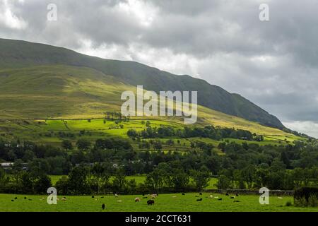 Clough Head surplombant le village de Threlkeld, dans le district du lac, prononcé localement comme 'Threkell' près de Keswick dans le parc national du district du lac. Banque D'Images