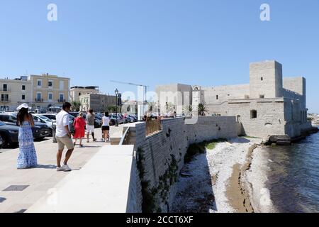 Vue sur le château souabe (Castello Svevo) de Trani, Puglia, Italie Banque D'Images