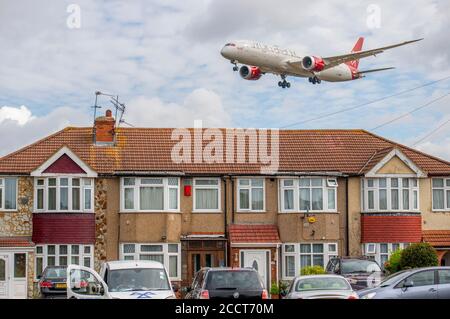 Aéroport de Heathrow, Londres, Royaume-Uni. 24 août 2020. Opérations à l'ouest arrivées d'avions sur la piste sud 27L après qu'elle a été fermée pour des réparations entreprises alors que la circulation en vol a été réduite pendant le pire confinement de la COVID-19. Image : vol de Virgin Atlantic au départ de Shanghai au-dessus des toits de Myrtle Avenue. Crédit: Malcolm Park/Alay. Banque D'Images