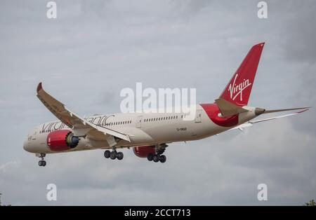 Aéroport de Heathrow, Londres, Royaume-Uni. 24 août 2020. Le Boeing 787 de Virgin Atlantic Dreamliner G-VMAP de Shanghai sur l'approche finale de la piste 27L Banque D'Images