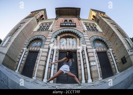 Ballerine dansant dans le parc Maria Luisa à Séville, Andalousie, Espagne Banque D'Images