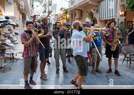 un groupe de jazz joue en direct dans la rue principale de la ville de zakynthos zante sur l'île grecque. Banque D'Images