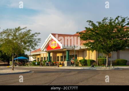 Barstow, CA / USA – 22 août 2020 : le restaurant Denny's au Flying J Travel Centre situé à Barstow, Californie, avec des places en plein air en raison DE COVI Banque D'Images