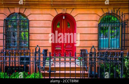 New York City, États-Unis, mai 2019, porte d'entrée rouge dans le quartier de Chelsea Banque D'Images