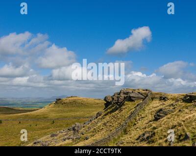 Crags de Whelpstone dans le Lancashire de la forêt de Gisburn Banque D'Images