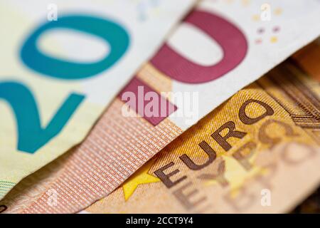 Vue rapprochée des billets de banque en euros avec le mot « euro » Banque D'Images