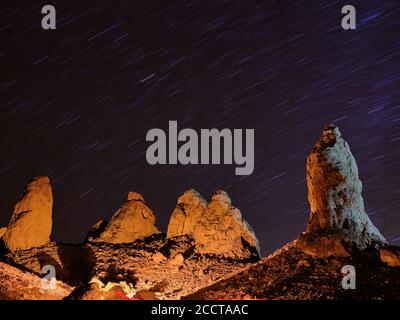 Des pistes étoiles au-dessus des Pinnacles de Trona. Banque D'Images
