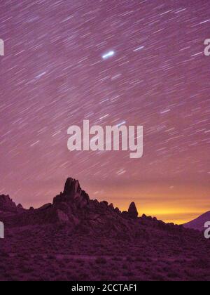 Pistes étoiles dans les collines de l'Alabama, formations rocheuses dans le désert. Banque D'Images
