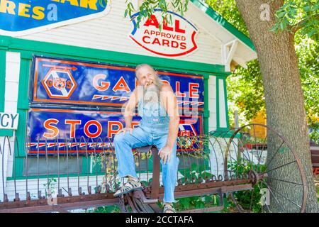 Erick USA - septembre 11 2015; Sandhills Curiosity Shop dans la petite ville sur la route 66 célèbre pour sa collection de l'ancienne route memorabillia avec son rednec Banque D'Images