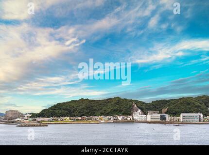 kanagawa, japon - juillet 18 2020 : tétrapodes devant le port de Kurihama avec le terminal de ferry WAN de Tokyo et le parc de fleurs de Kurihama sur le Miura pe Banque D'Images