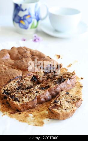 Délicieux gâteau avec des copeaux de chocolat sur la table. Mise au point sélective. Gros plan. Banque D'Images