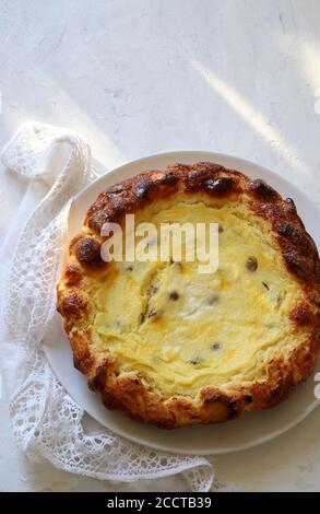 Vue de dessus du gâteau traditionnel roumain de Pâques avec fromage - Pasca, fond blanc. Banque D'Images