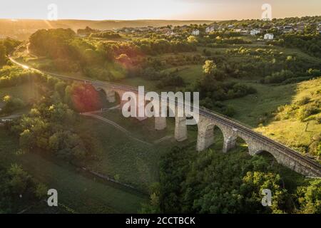 Vue aérienne d'un vieux viaduc ferroviaire près du village de Terebovlya dans la région de Ternopil, en Ukraine. Points de visite touristiques en Ukraine Banque D'Images