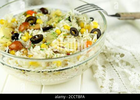 Un bol de riz savoureux et de légumes mélangés. Gros plan. Mise au point sélective. Banque D'Images