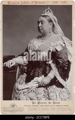 Reine Victoria (1819-1901), Reine du Royaume-Uni de 1837 jusqu'à sa mort, montrée sur le Jubilé de diamant (60ème anniversaire) de son règne. Cette carte photo 1897 de Messieurs Bassano de Londres et Brighton indique que cette photo est « le seul portrait pris de la vie dans des robes d'État ». Banque D'Images