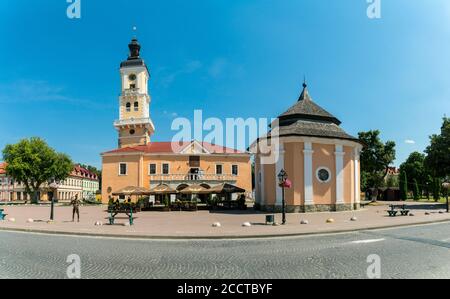 Hôtel de ville sur une place du centre historique de la ville de Kamyanets Podilskiy, région de Khmelnitskiy, Ukraine. Destinations de voyage en Ukraine Banque D'Images