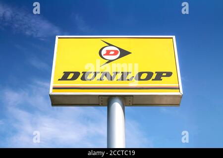 Logo Dunlop Store, Dunlop est une marque de pneus appartenant à Goodyear tire and Rubber Company Banque D'Images