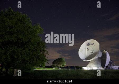 Raisting, Allemagne - 20 août 2020: Les antennes et la ville de Raisting, Allemagne sous un ciel clair de nuit Banque D'Images