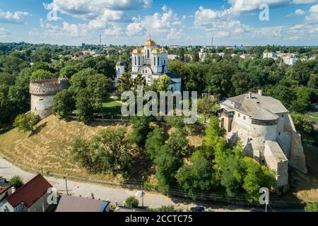 Vue aérienne du château d'Ostroh dans la ville d'Ostroh, région de Rivne, Ukraine. Destination de voyage et châteaux en Ukraine Banque D'Images